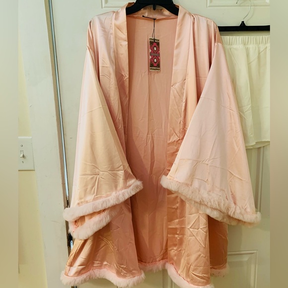 NWT Boohoo Gemma Collins Short Kimono Robe W/ Fluffy Sleeve Pink Women’s Size 18 - Picture 7 of 16
